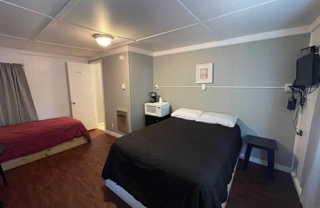 Cozy 2 Bed Cabin at Mill Creek Marina: Cabin 6