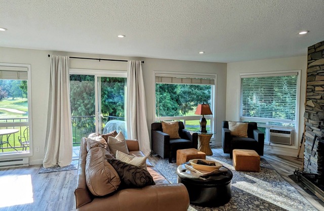 Cozy 2-bedroom condo with WiFi, AC, Golf in tranquil Mount Hood Village