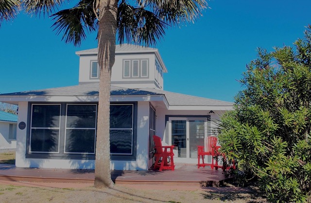 Cozy 2-bedroom cottage in Sunnyside area of Panama City Beach w/an ocean view.