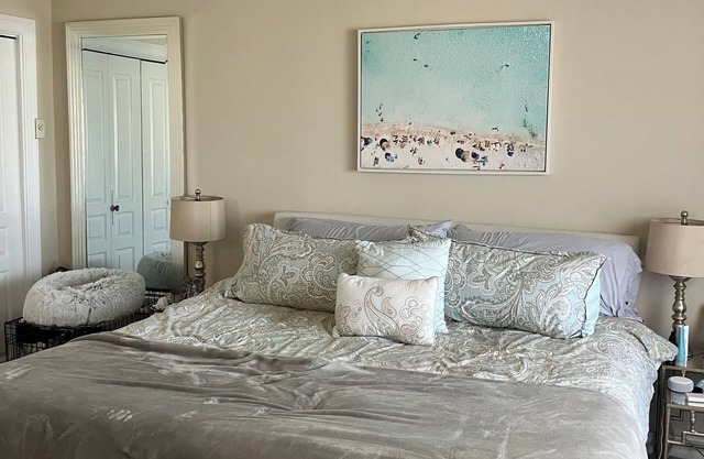 Cozy 2 Bedroom, 2.5 Bath Condo + Pool, 2 Parking Spots, Walking Distance 2 Beach