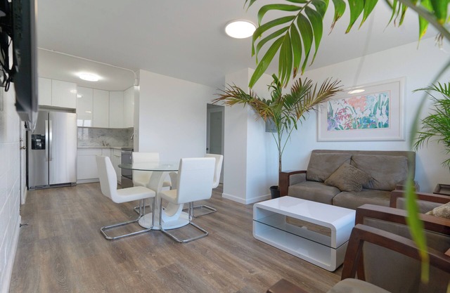 Cozy 2-bedroom apartment in charming Honolulu with WiFi, AC and parking