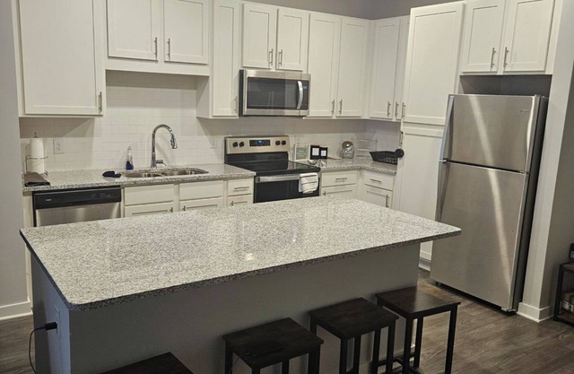 Cozy 2-bedroom apartment in terrific Atlanta location with fitness room, WiFi