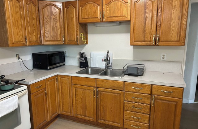 Cozy 2-bedroom apartment in welcoming Burley with AC
