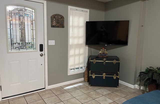 Cozy 2-bedroom apartment in charming Lorain with AC