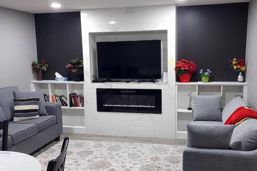 Cozy 2-Bedroom Basement Guest Suite with Private Entrance and Proximity to the Airport