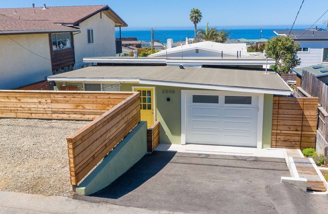Cozy 2 Bedroom Beach Town Getaway Cottage
