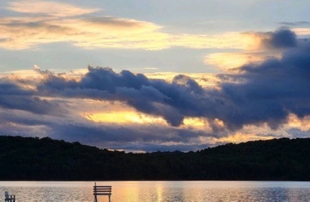 Cozy 2-bedroom cabin with Lake Colby beach access