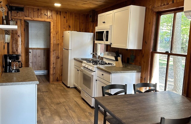 Cozy 2-bedroom cabin on Wisconsin River Chain -n200' from the Beach Bar & Grill