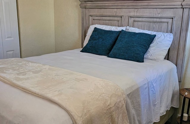 Cozy 2 bedroom close to beach and highway