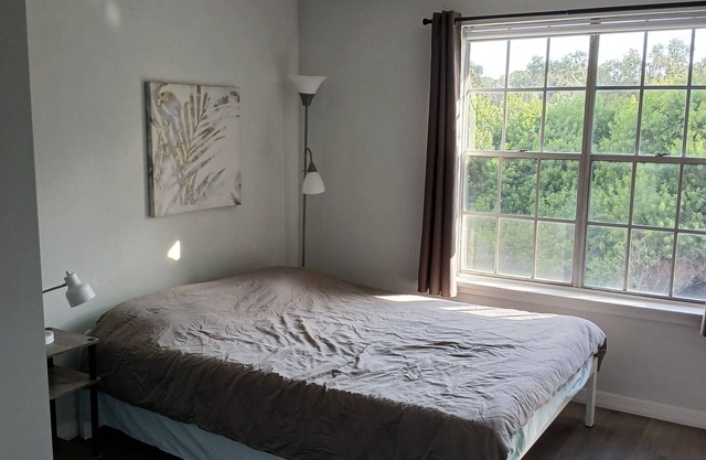 Cozy 2-bedroom condo with AC, fitness room & Pool in welcoming St. Petersburg