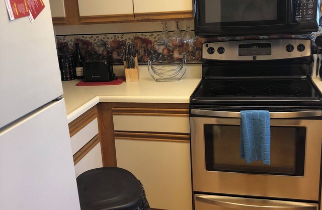 Cozy 2-bedroom condo in lovely San Mateo with fitness room, WiFi