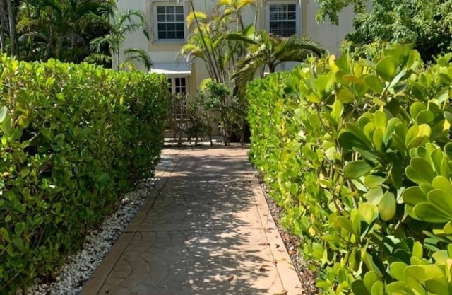 Cozy 2 bedroom home in the heart of Coconut Grove - Walk Everywhere!