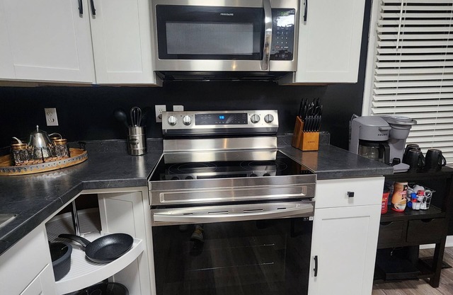Cozy 2-bedroom house in charming Weaverville with WiFi, AC