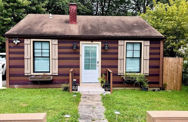 Cozy 2-bedroom house walkable to Rockville Metro Station and The Square