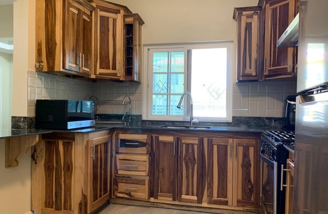 Cozy 2-bedroom apartment in peaceful Trelawny Parish with AC, walking to Beach