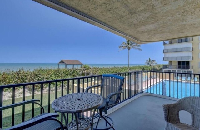 Cozy 2-bedroom oceanfront condo with WiFi, AC in serene Jensen Beach