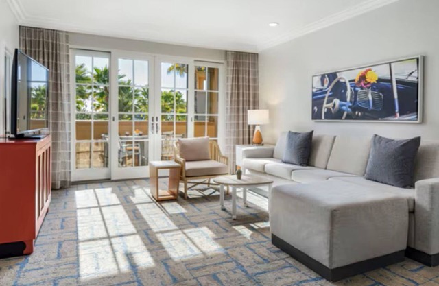Cozy 2-bedroom resort with fitness room, WiFi in charming Newport Beach
