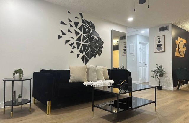 Cozy 2-bedroom apartment in Fort Lauderdale with WiFi, AC -U1