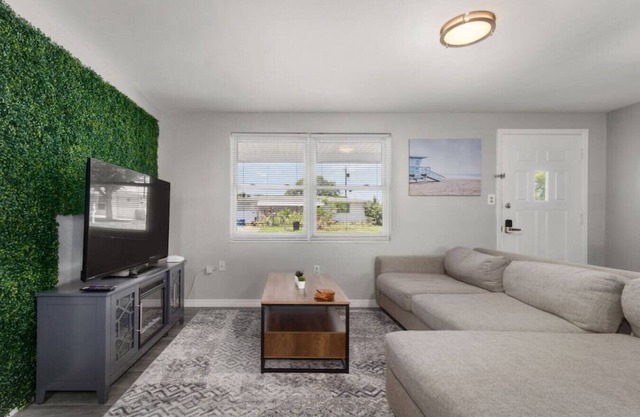 Cozy 2 BR home close to Beaches and Sponge Docks!