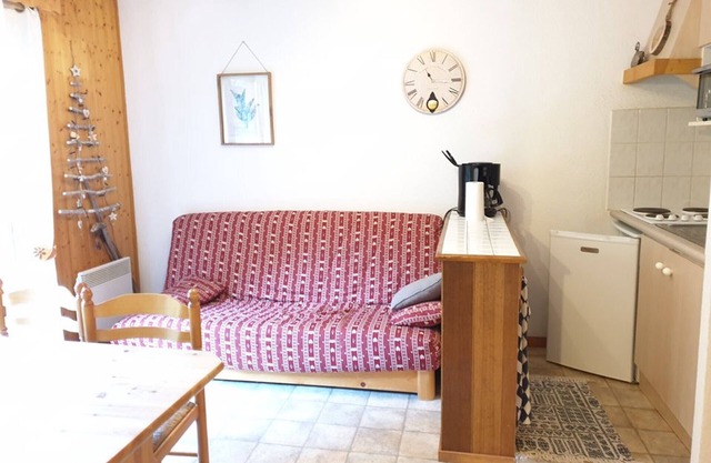 Cozy 2-Room Apartment at Ski Slopes with Balcony, Sleeps 6