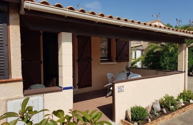 Cozy 2-Room Villa with Loft, 5 Sleeps, 100m from Beach, Terrace, BBQ, Pets Welcome