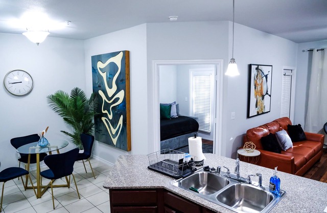 "Cozy" 2bdrm Apt near Kessler Park ~ Bishop Arts~ Downtown Dallas