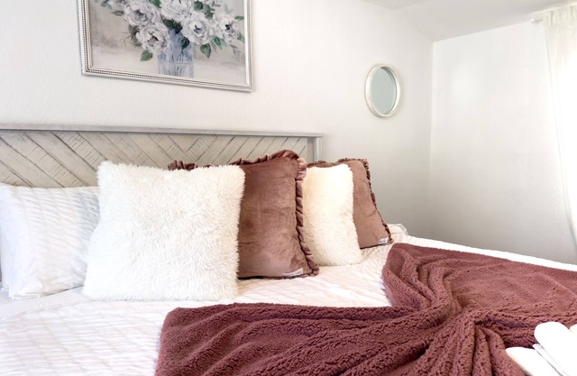 Cozy 2BR/1BA home 10 min away from The beach with hotel-shared amenities Perfect Gateway