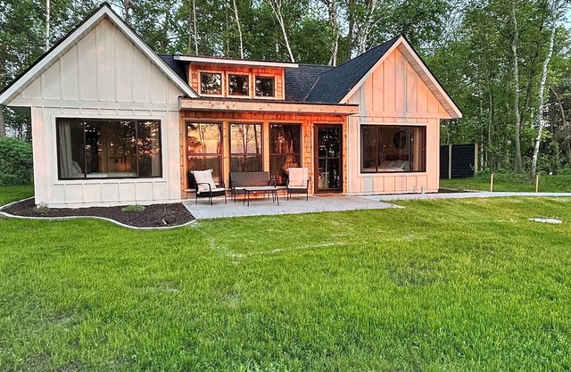 Cozy 2BR 2Bath Waterfront Cabin! Firepit, Porch, Games, Stunning Sunset
