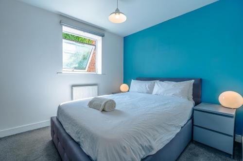Cozy 2BR flat near Stonehenge w/Juliette balcony