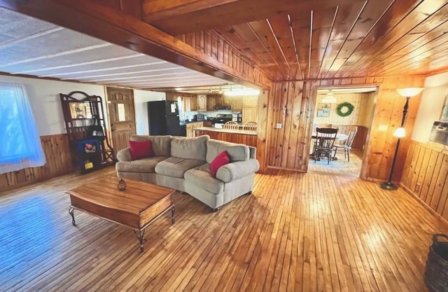 Cozy 3 b/r home w/quick access to snowmobile trails in the beautiful Northwoods