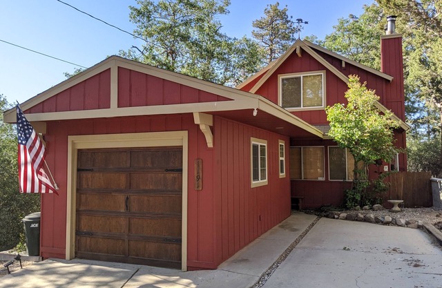 Cozy 3 Bed, 1 Bath Cabin. 10 Dollars Pets Fee per Night