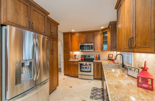Cozy 3 Bed /2 Bath with large yard /deck