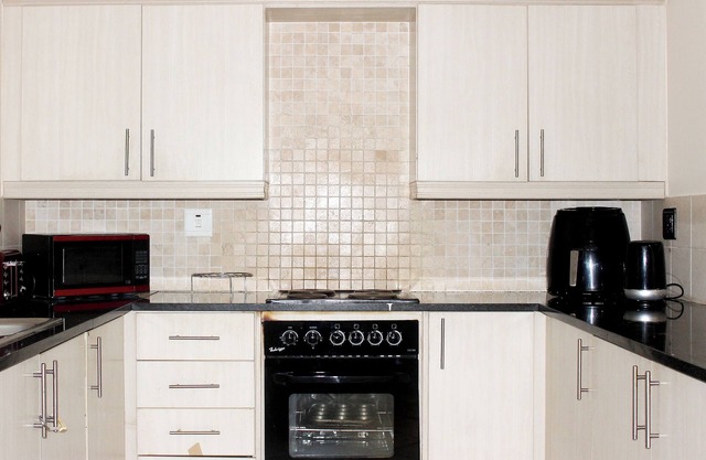 Cozy 3 Bed Duplex ,sleeps 6 With Double Bathroom
