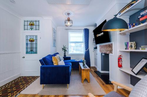 Cozy 3-Bed Home by 53 Degrees Property, Perfect for Business & Groups!