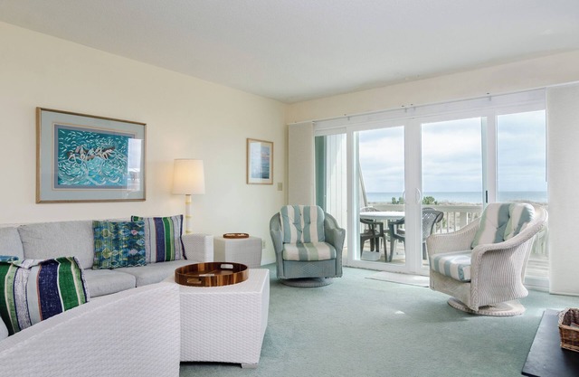 Cozy 3 Bedroom Oceanfront home near Crystal Pier!