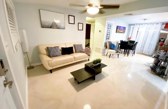 Cozy 3 Bedroom 2 bathroom house 5 minutes away from TPA International Airport