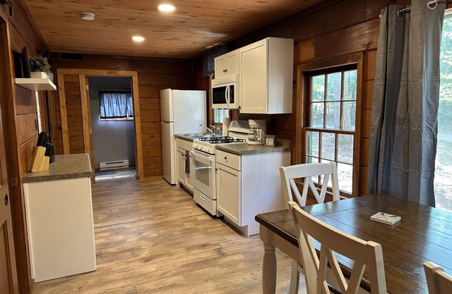 Cozy 3-bedroom cabin on Wisconsin River Chain -n200' from the Beach Bar & Grill