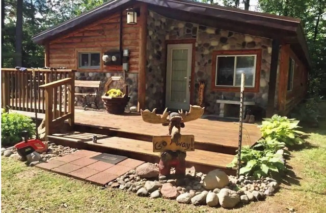 Cozy 3-Bedroom Cabin on 6 acres in the woods. Minutes from lakes & trails!