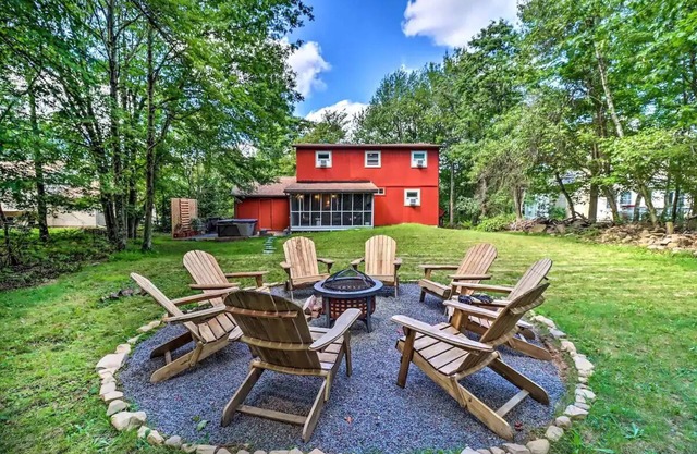 Cozy 3-bedroom cabin in enchanting Long Pond with Hottub, WiFi