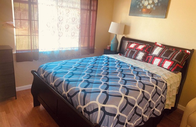 Cozy 3-bedroom house in charming Sacramento with WiFi, AC