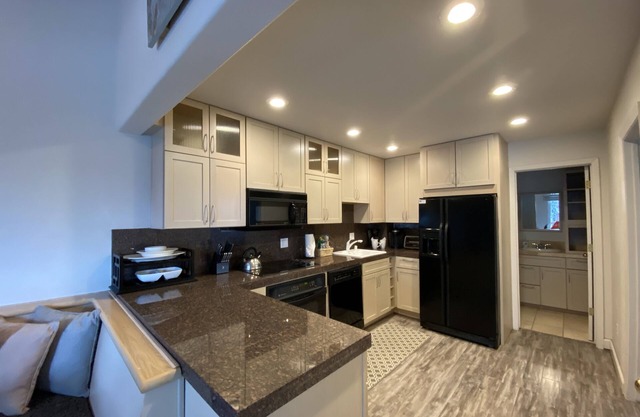 Cozy 3 bedroom town home close to Heavenly, Private Hot Tub (SL223A)