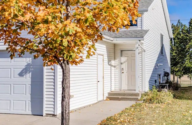 Cozy 3 Bedroom Twin Home on Bike Path