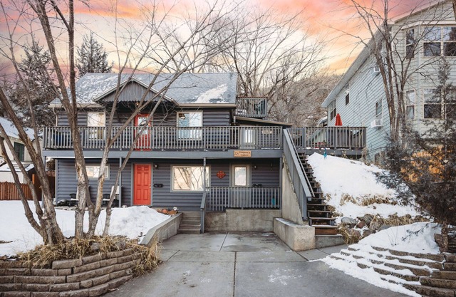 Cozy 3-bedroom Trapper Cabin in central Glenwood with AC WiFi and yard. Sleeps 6