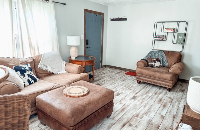 Cozy 3 BR home in a small town, 8 minutes from downtown Indy/fountain square