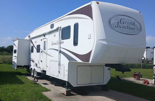 Cozy 34 Foot RV In San Leon, TX, Near Galveston Bay, With Washer And Dryer