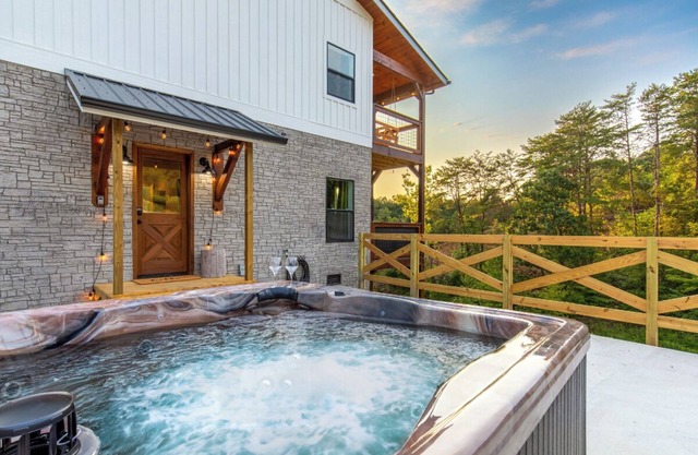 *Cozy 3BD Cabin w/HOT TUB! Fire Pit + Near LAKE!*