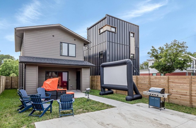Cozy 3BD - Central Location w/BBQ & Movie Yard