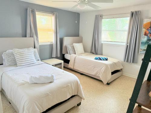Cozy 3BR Home Downtown with Backyard Wi-Fi Parking