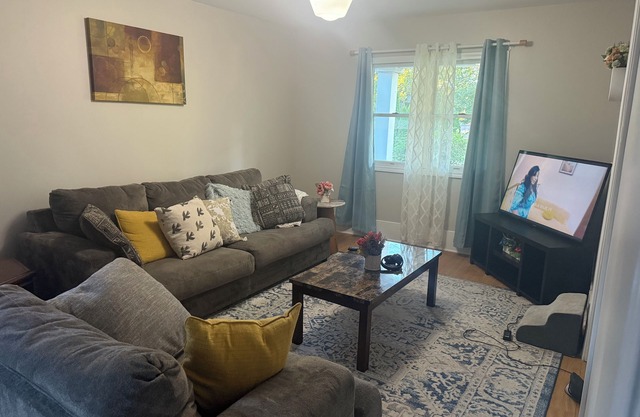 Cozy 3BR Lower Unit home in South Buffalo Near Downtown
