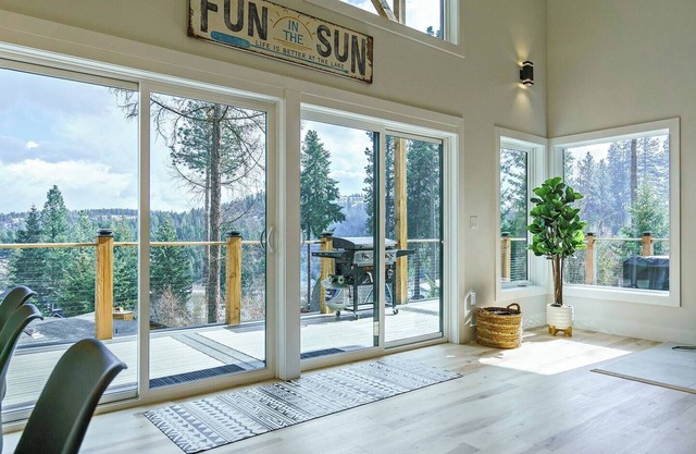 Cozy 3BR Retreat w/Lake Access, Deck, BBQ and Golf Cart for 11 guests